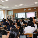 教室でオンライン授業を受ける生徒