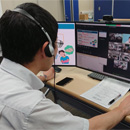 遠隔で授業を行う講師